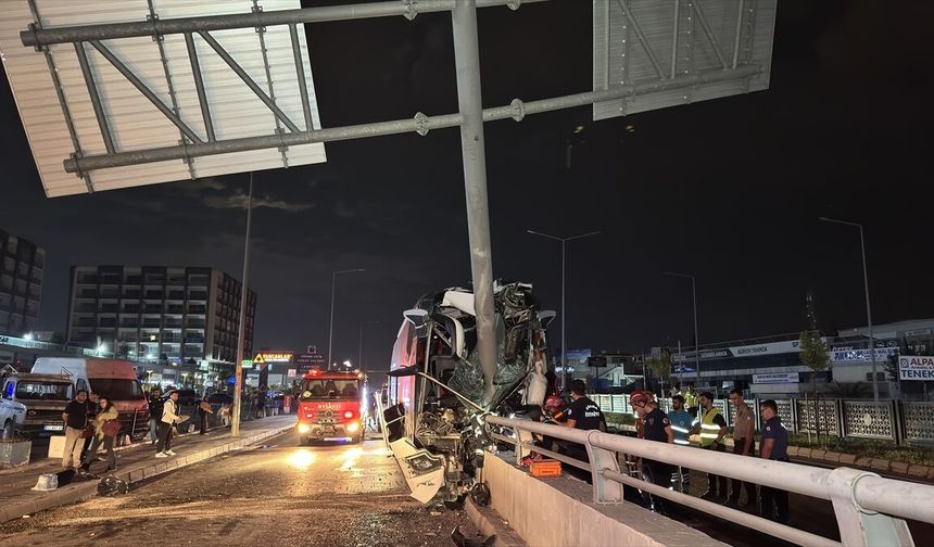 Adana'da yolcu otobüsünün tabela direğine çarpması sonucu 11 kişi yaralandı