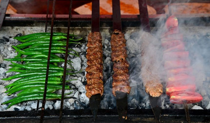 Adana'nın lezzetleri Antalya'da vatandaşlara ve turistlere tanıtıldı