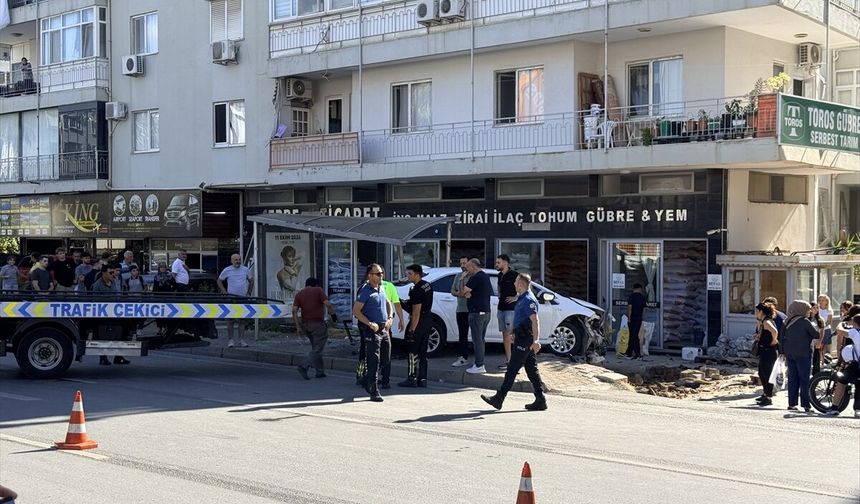 Alanya'da otomobilin yaya ve otobüs durağına çarptığı kaza güvenlik kamerasında