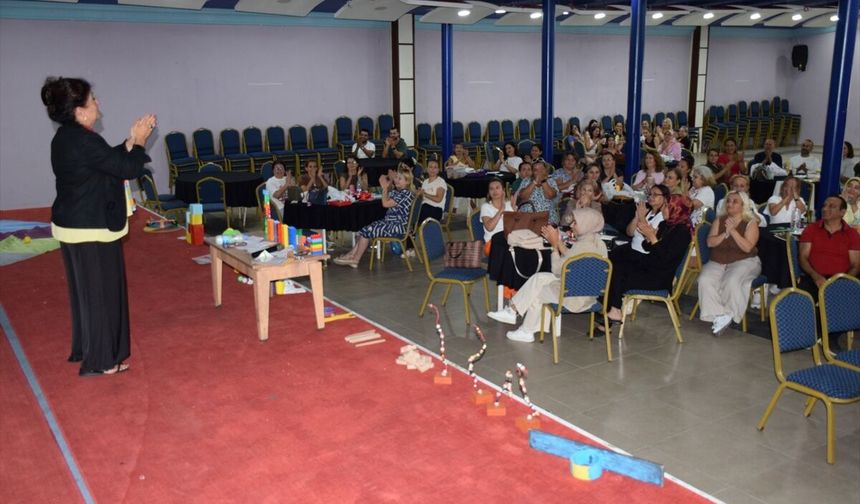 Anamur ilçesinde 'Maarifin Kalbinde Oyun' teması kapsamında konferans düzenlendi