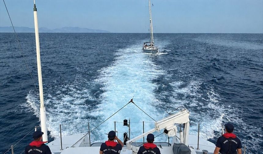 Antalya açıklarında sürüklenen teknedeki 2 kişi kurtarıldı