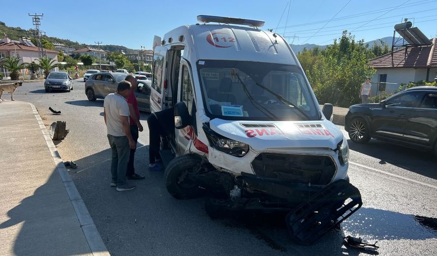 Antalya'da ambulans ile otomobilin çarpıştığı kazada 4 kişi yaralandı