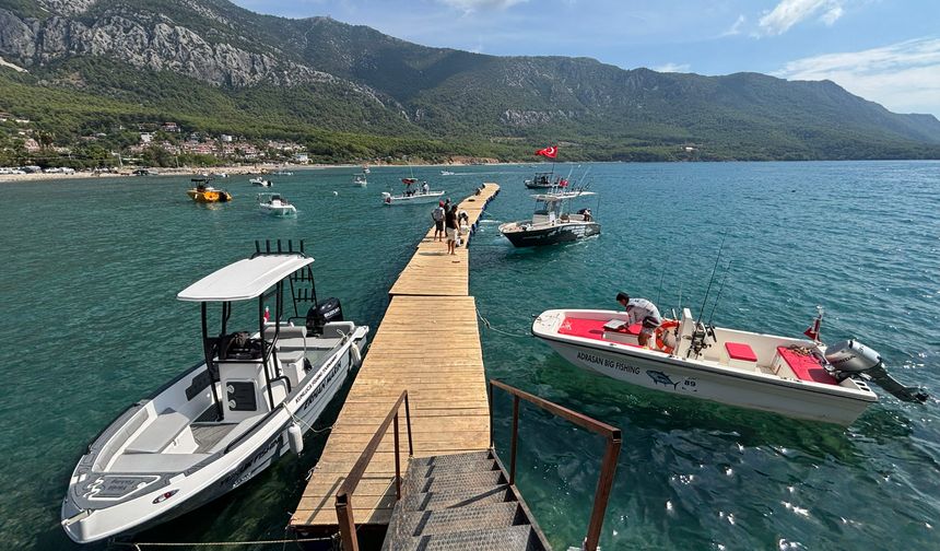 Antalya'da balıkçılar en büyük balığı tutmak için yarıştı