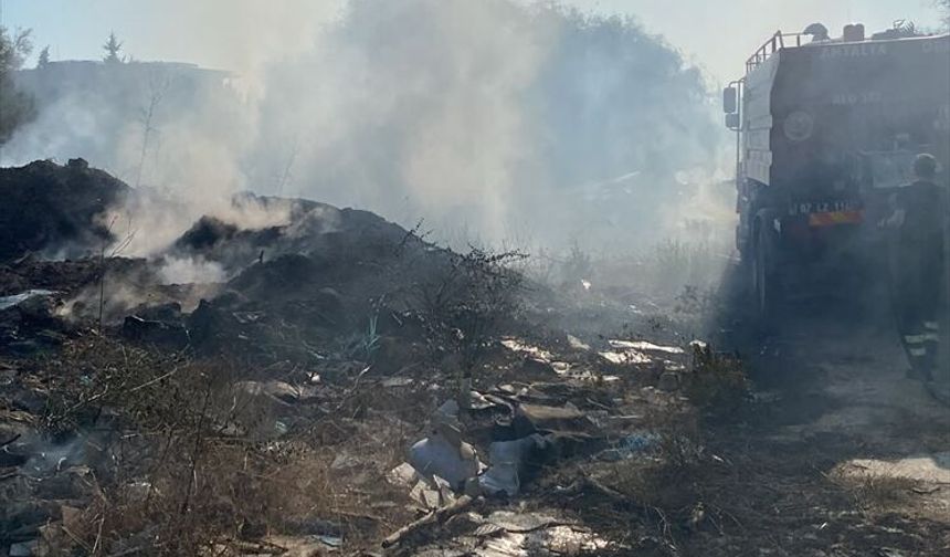Antalya'da çalılık alanda çıkan söndürüldü