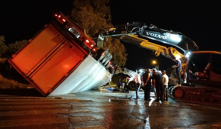 Antalya'da devrilen tırın altında kalan 2 kişi öldü