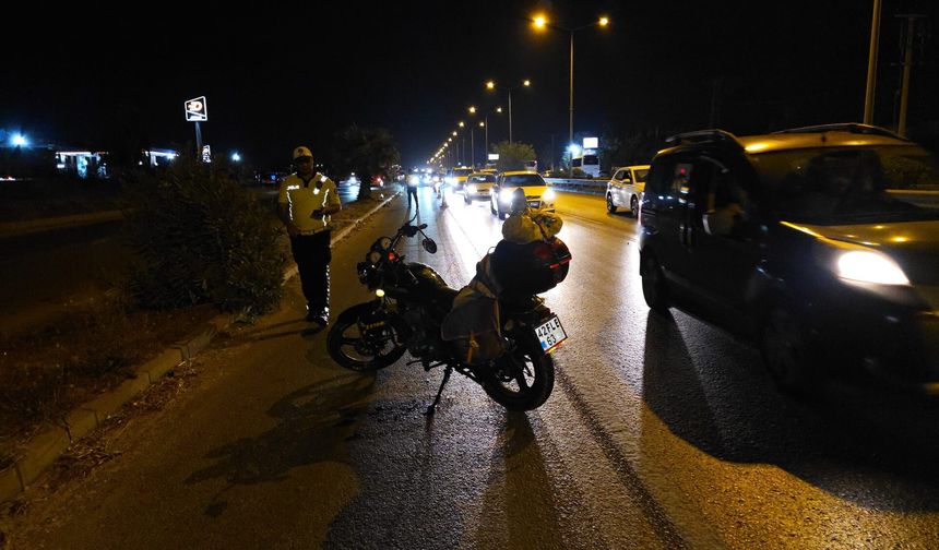 Antalya'da motosikletin çarptığı yaya ile sürücü yaralandı