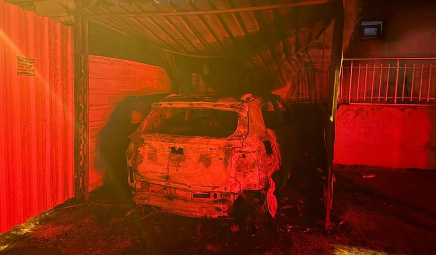 Antalya'da motosikletli kişinin otomobili ateşe verdiği anlar güvenlik kamerasında