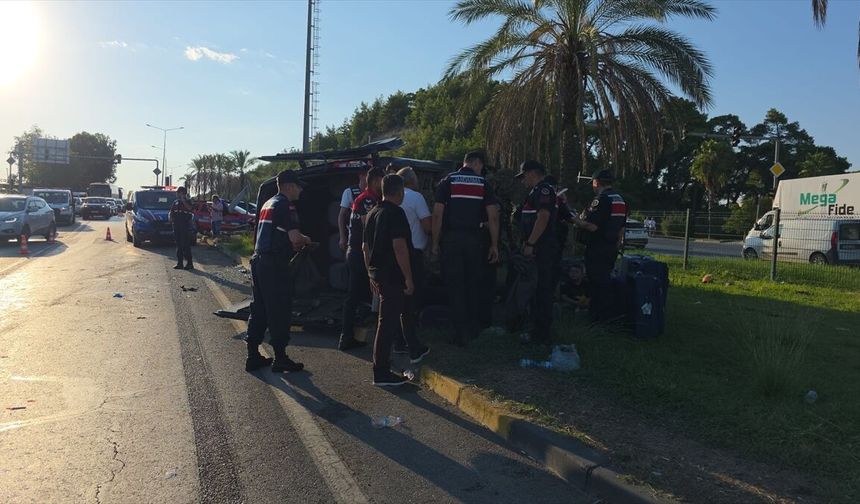 Antalya'da tur minibüsü ve 2 aracın karıştığı kazada 16 kişi yaralandı