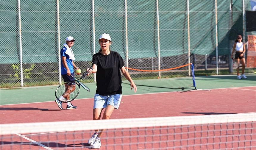 Antalya'da ücretsiz tenis kursları düzenleniyor