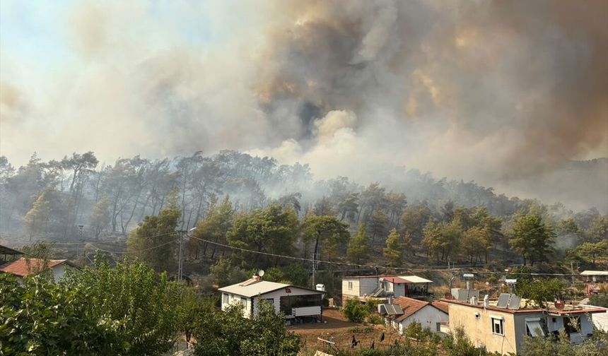 Antalya'nın Kumluca ilçesindeki orman yangınına müdahale ediliyor