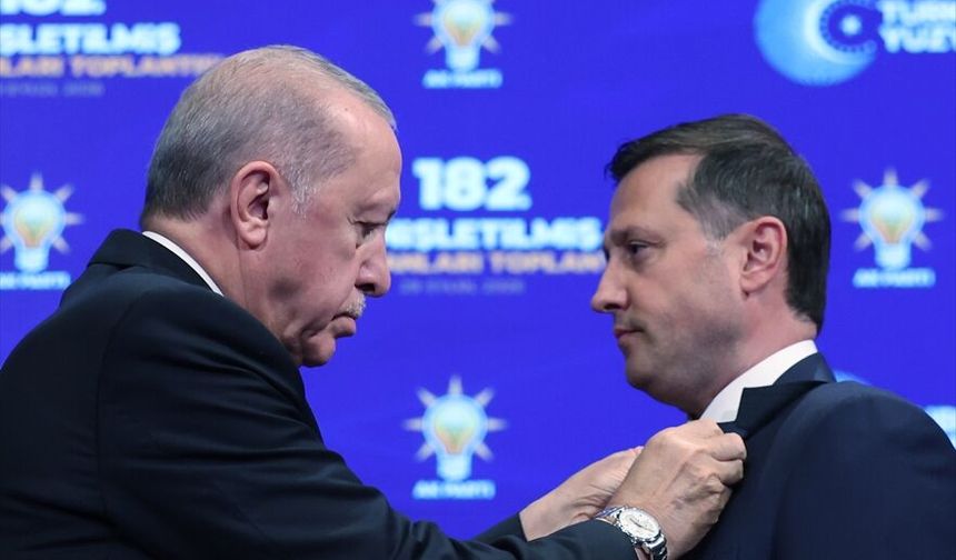 Cumhurbaşkanı Erdoğan, AK Parti'ye katılan belediye başkanlarına rozetlerini taktı