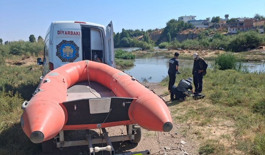 Dicle Nehri'nde mahsur kalan keçiler kurtarıldı