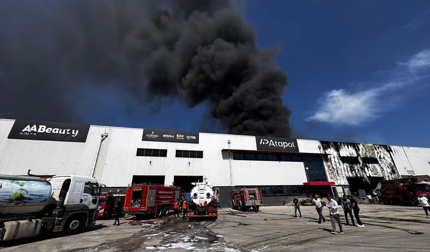 GÜNCELLEME - Mersin'de kimya fabrikasında çıkan yangın söndürüldü