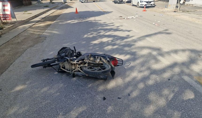 Hatay'da iki motosikletin çarpıştığı kazada sürücüler yaralandı