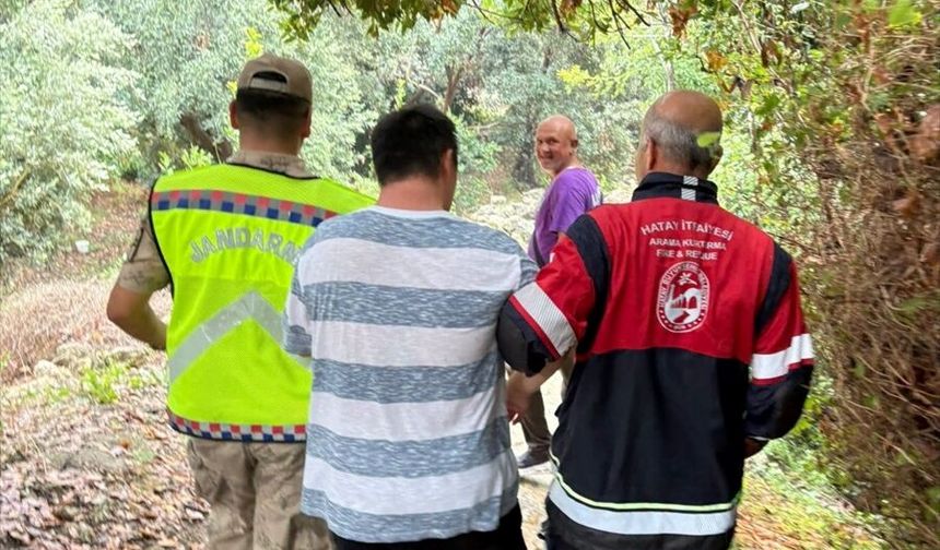 Hatay'da kayalıklarda mahsur kalan kişi kurtarıldı