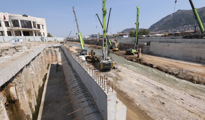 Hatay'da kontrollü yıkımı yapılan Ata Köprüsü'nün yeniden inşası sürüyor