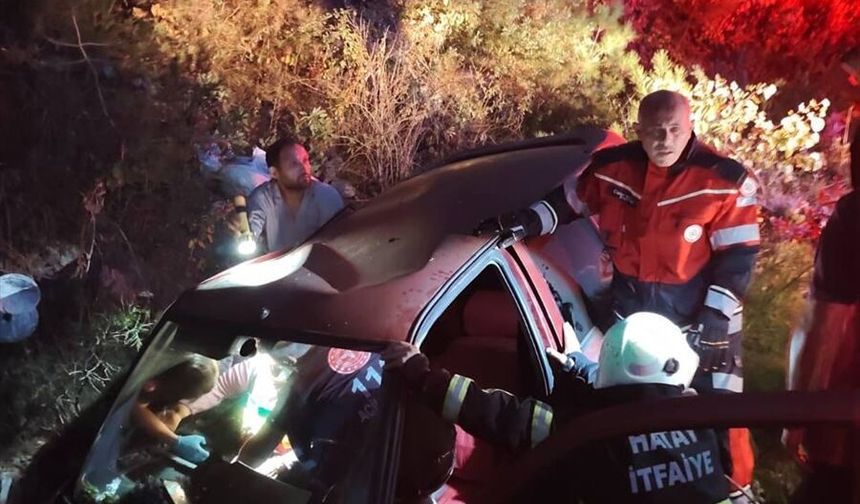 Hatay'da menfeze devrilen otomobildeki 4 kişi yaralandı