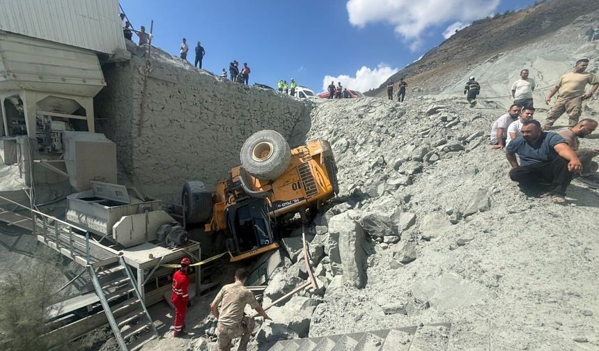 Hatay'da taş ocağı şantiyesinde devrilen iş makinesindeki işçi hayatını kaybetti