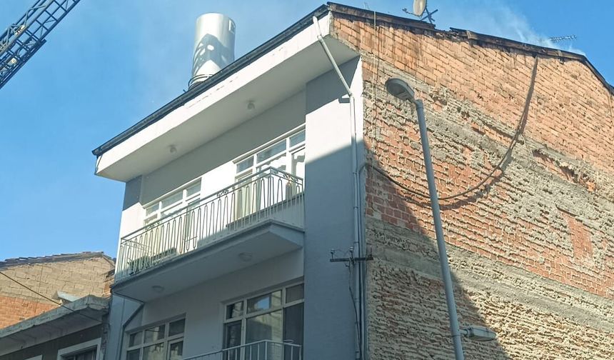 Malatya'da bir evin çatısındaki yangın itfaiye ekiplerince söndürüldü