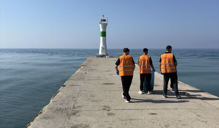 Manavgat'ta hükümlüler çevre temizliğine katıldı