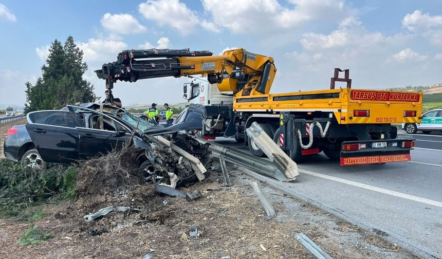 Mersin'de refüje çarpan otomobilin sürücüsü hayatını kaybetti