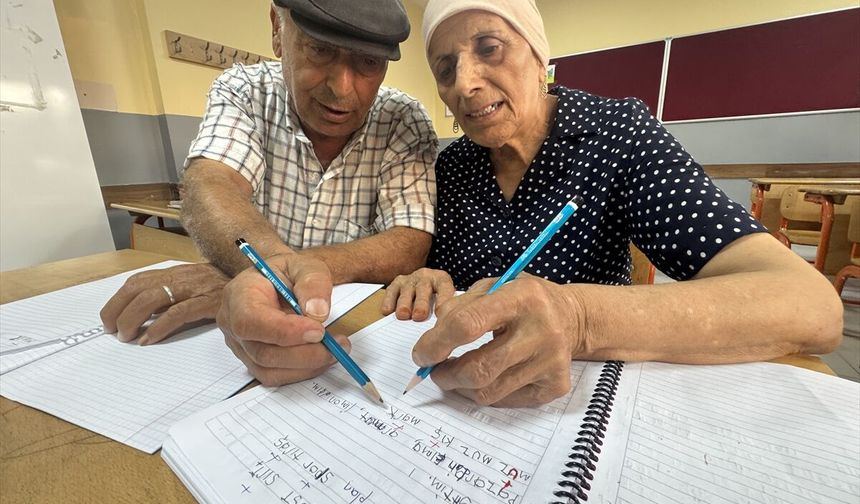 Okuryazar olma hayali kuran çiftin 70'inden sonra eli kalem tuttu