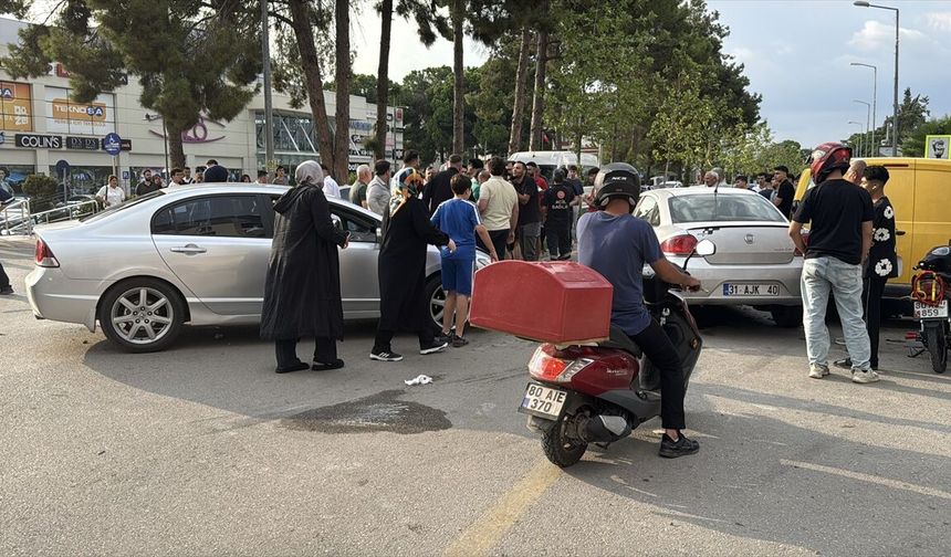 Osmaniye'de 2 otomobilin çarpıştığı kazada 3 kişi yaralandı