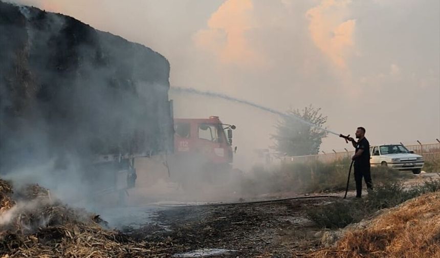 Osmaniye'de anız yangınından sıçrayan alevler saman balyası yüklü tırda hasara yol açtı