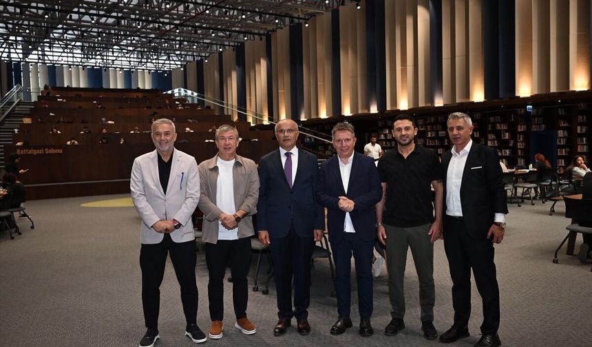 TRT Spor Spikeri Erdoğan Arıkan ve eski futbolcular Başkan Er'i ziyaret etti