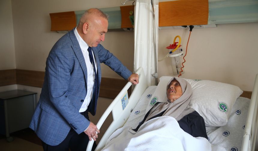 Üç organın birleştiği noktadaki kanserli tümör, hasta uyutulmadan yapılan ameliyatla çıkarıldı