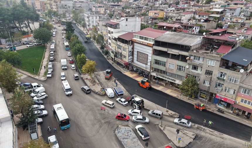 Kahramanmaraş Bayazıtlı Bulvarı’nda Asfalt Mesaisini Sürdürüyor